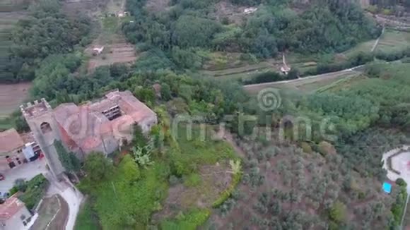 空中射击华丽的经典意大利小村庄在山上的天桥在绿色的自然由无人机制造视频的预览图