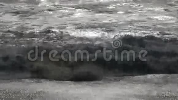 海浪在海滩上翻滚视频的预览图