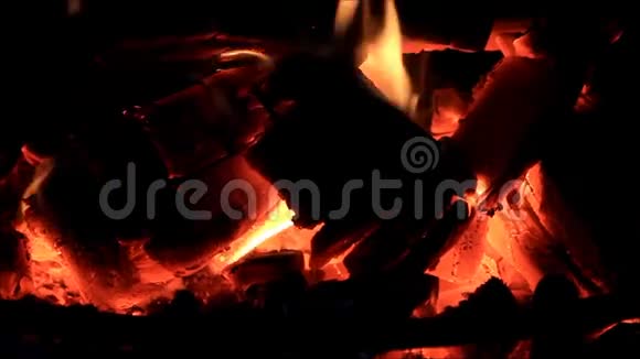 家里烧木头壁炉视频的预览图