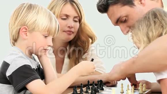一家人在下棋视频的预览图
