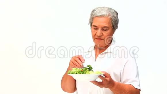 成熟的女人吃沙拉视频的预览图