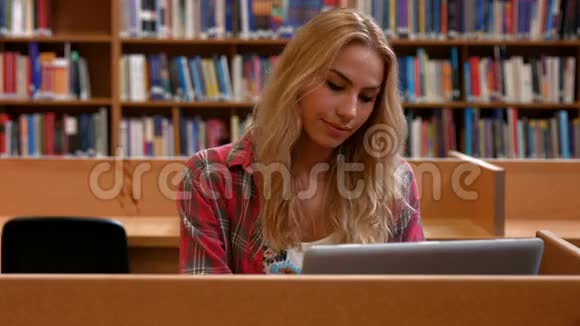 在图书馆用笔记本电脑工作的学生视频的预览图