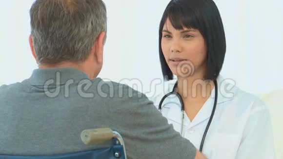 护士和她的病人说话视频的预览图