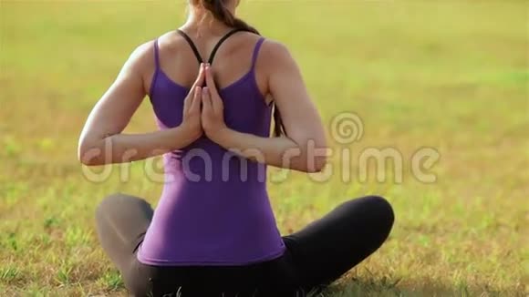 做瑜伽运动的年轻女人视频的预览图