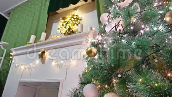 室内圣诞树和新年玩具闪烁灯和壁炉视频的预览图