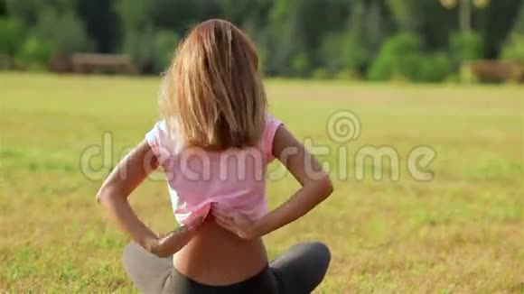 做瑜伽运动的年轻女人视频的预览图