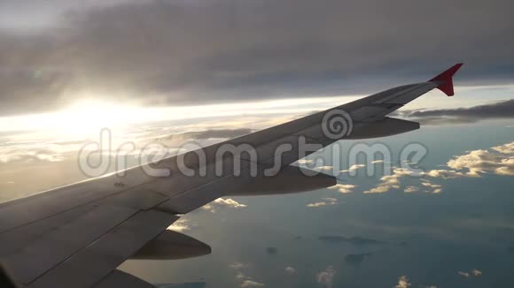 从飞机上看到的飞机在云层中飞行航空旅行概念视频的预览图