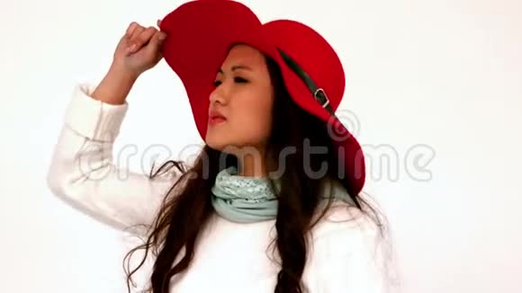 戴着帽子摆姿势的漂亮时髦女郎视频的预览图