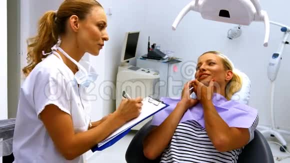 牙医与女性患者互动视频的预览图