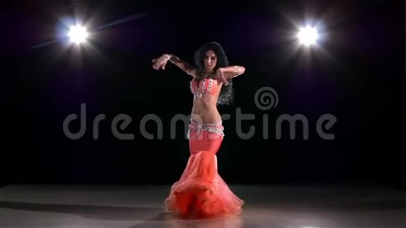 年轻的肚皮舞女跳着异国风情的黑色舞蹈视频的预览图