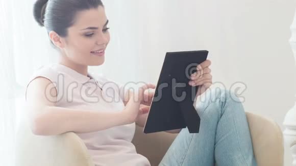年轻女子坐着看照片视频的预览图