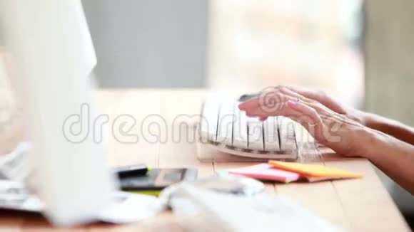 女人在桌子上打电脑视频的预览图