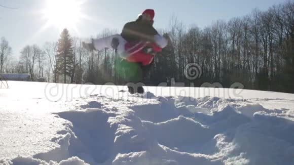 爸爸和女儿在雪地里玩耍视频的预览图