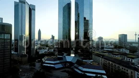 现代摩天大楼城市景观鸟瞰图视频的预览图