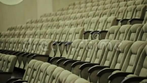 电影院剧院会议或音乐会的空座位视频的预览图