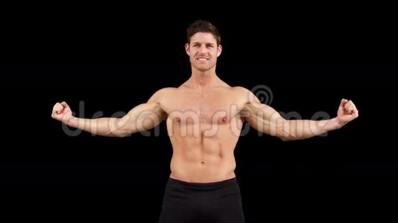 肌肉男在镜头前伸展肌肉视频的预览图