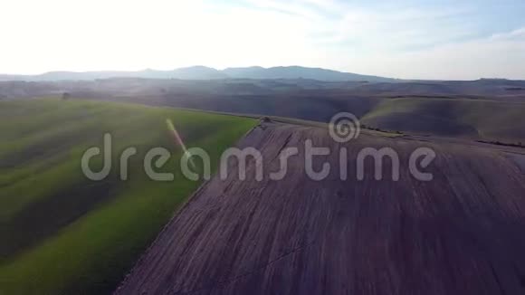 空中拍摄美丽的托斯卡纳山地景观与日落光托斯卡纳天桥视频的预览图