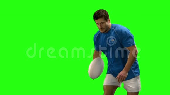 严肃的橄榄球运动员慢动作视频的预览图