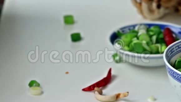 中国瓷碗亚洲拉面汤视频的预览图