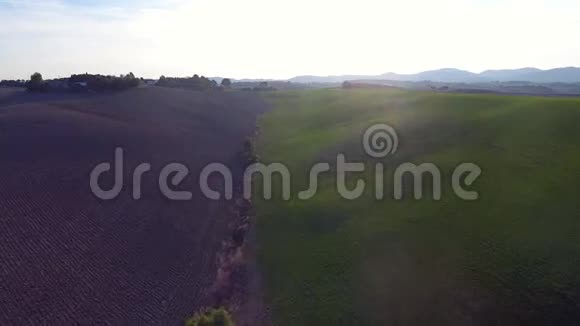 空中拍摄美丽的托斯卡纳山地景观与日落光托斯卡纳天桥视频的预览图