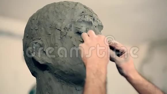 雕塑家正在建造一座纪念碑视频的预览图
