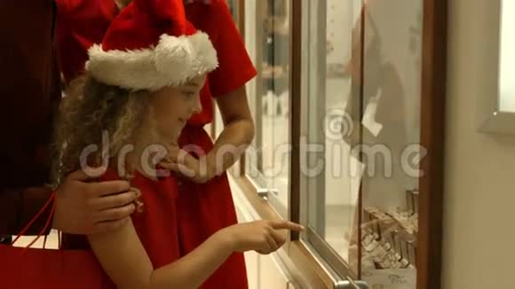 带圣诞帽购物的家庭视频的预览图