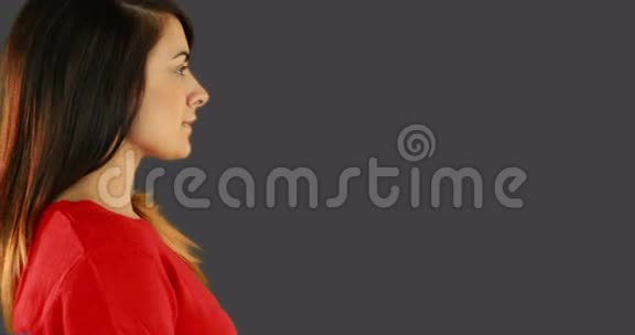 微笑的女人吹了一个吻视频的预览图