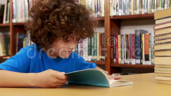 微笑的小男孩在看书视频的预览图