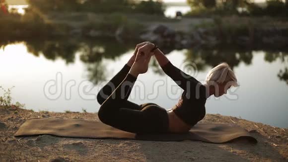 美丽的女人练习瑜伽做不同的练习视频的预览图
