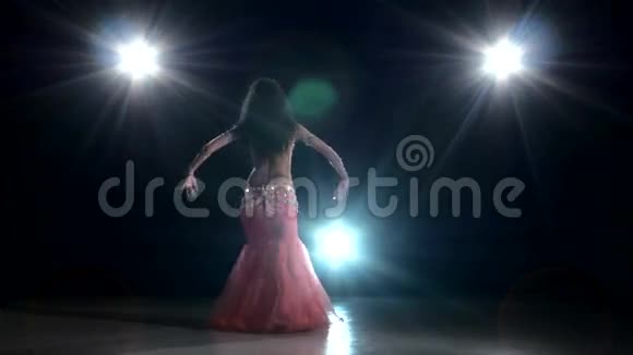 异国情调的长发肚皮舞女跳舞视频的预览图