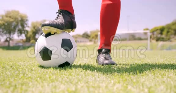 足球运动员站在球上视频的预览图