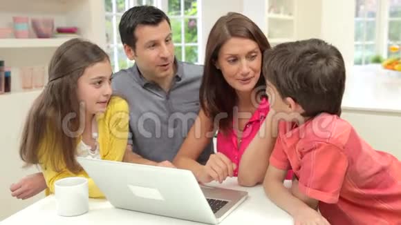 西班牙裔家庭在家使用笔记本电脑视频的预览图