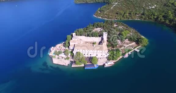 克罗地亚Mljet岛本笃会修道院的鸟瞰图视频的预览图