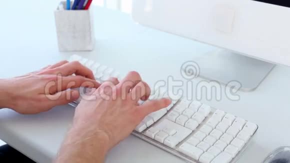 商人在键盘上打字视频的预览图