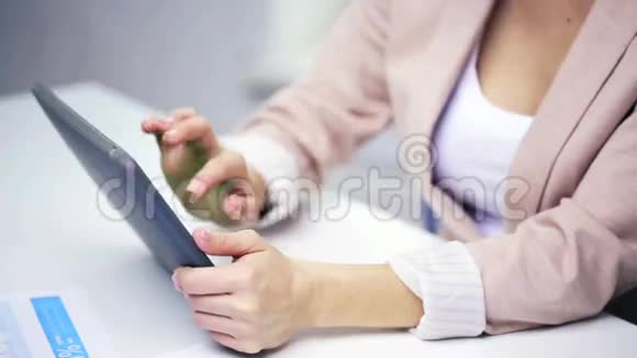 女商人手拿平板电脑视频的预览图