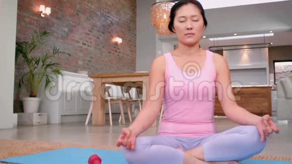 年轻迷人的女人做瑜伽视频的预览图
