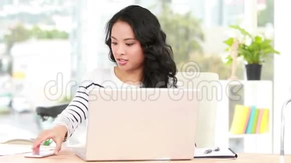 随意使用笔记本电脑的亚洲女商人视频的预览图