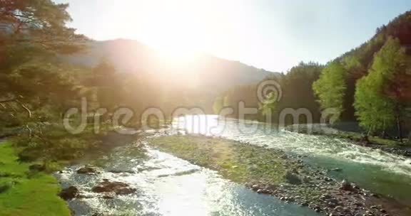 4kUHD鸟瞰图在阳光明媚的夏天早晨低飞过新鲜寒冷的山河视频的预览图