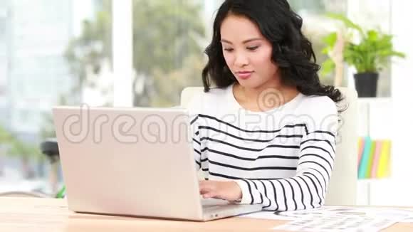 随意使用笔记本电脑的亚洲女商人视频的预览图
