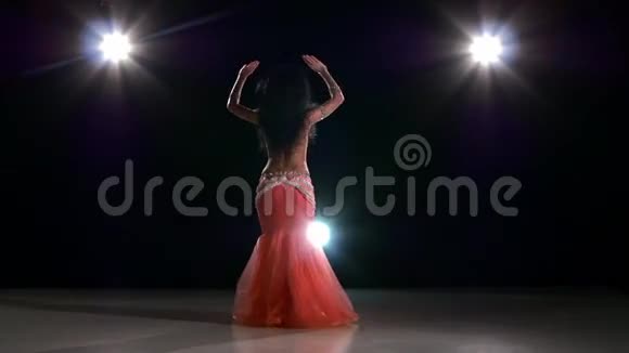 长发肚皮舞女跳异国风情舞视频的预览图