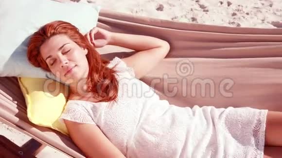 在海滩吊床上放松的女人视频的预览图