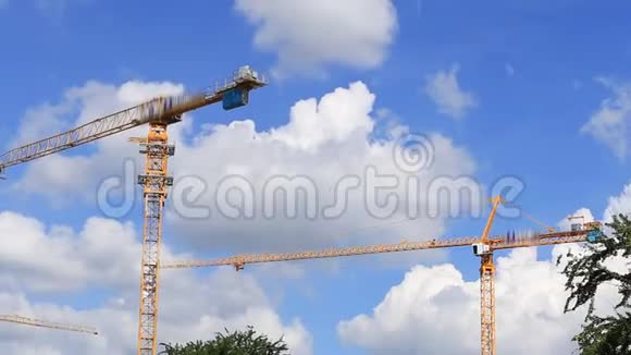 蓝天背景工业建筑起重机视频的预览图