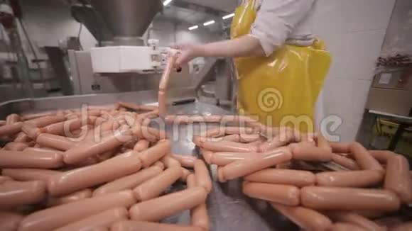 肉类加工厂的香肠生产视频的预览图