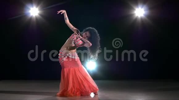 美丽的女孩跳舞肚皮舞黑色背部视频的预览图