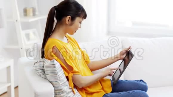 带平板电脑和信用卡的快乐亚洲女人视频的预览图