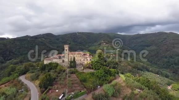 空中射击华丽的经典意大利小村庄在山上的天桥在绿色的自然由无人机制造视频的预览图