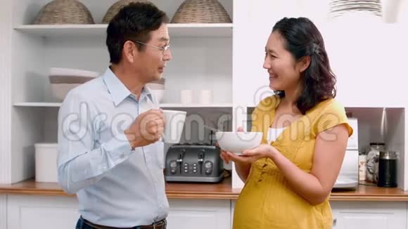 亚洲夫妇一起吃早餐视频的预览图