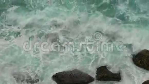 海浪大西洋闯入岩石视频的预览图