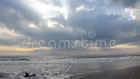 泰国Phetchaburi海滩HatChaoSamran的早晨和日出时间视频的预览图