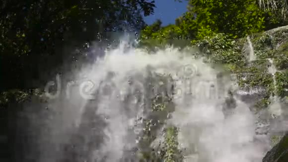 美丽的热带瀑布视频的预览图